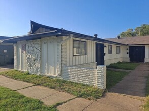 Building Photo - 815 Bluebird Dr
