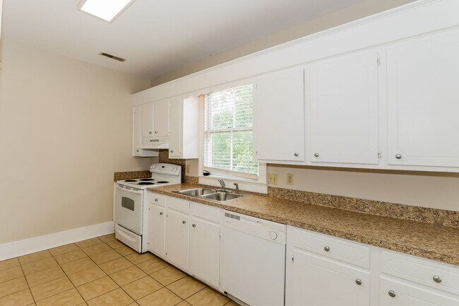 Building Photo - Modern 2-Bedroom Apartment in Historic Maz...