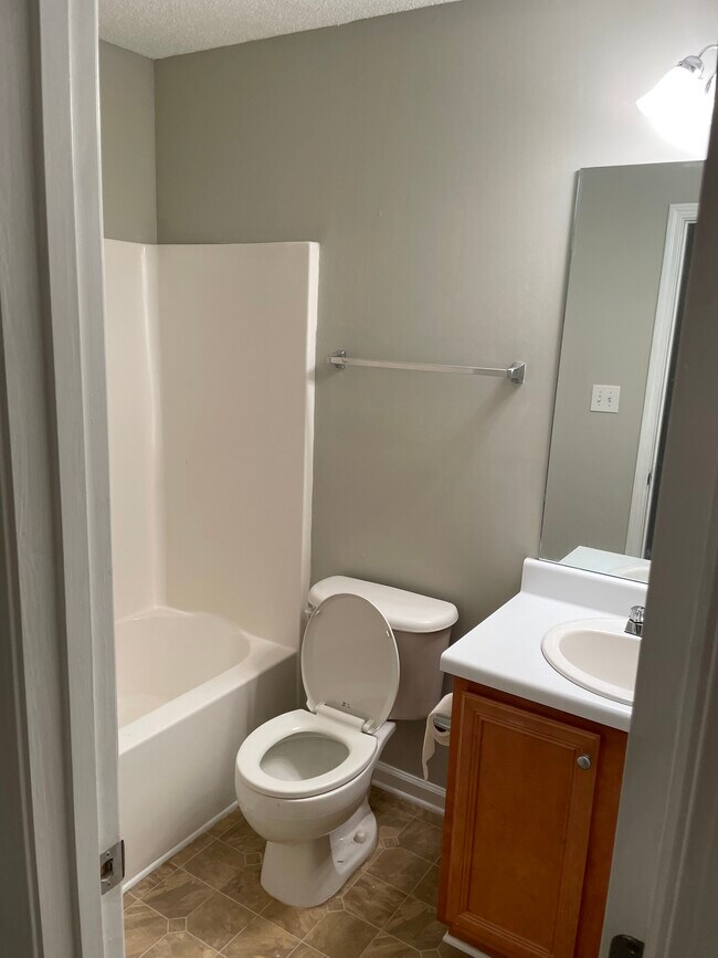 BATHROOM - 11483 S Glen St