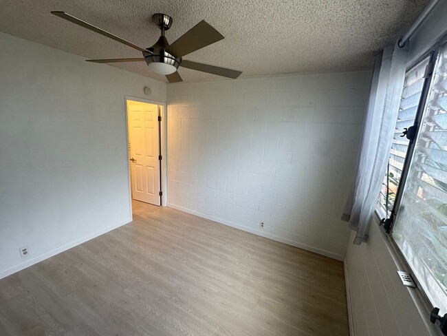 Building Photo - Single Level - 3 Bedroom, 2 Bath SINGLE FA...