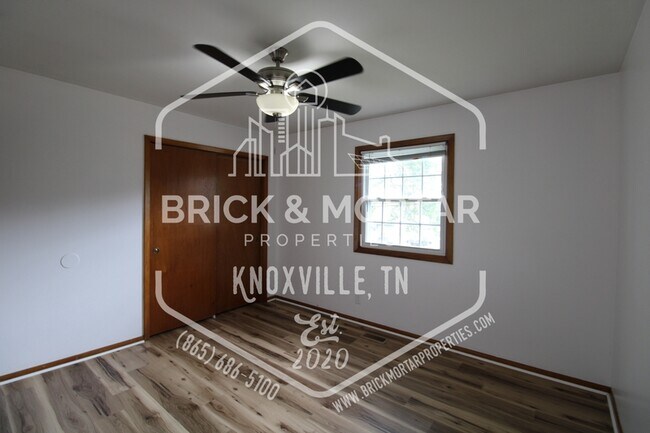 Building Photo - 2409 Holbrook Dr