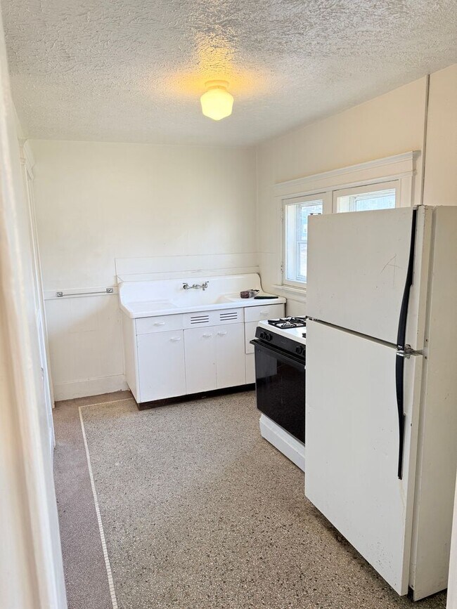 Building Photo - 411 W Washington Ave