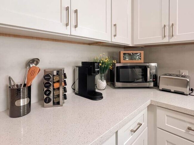 Building Photo - Modern Retreat with Spacious Yard & Cozy Interiors