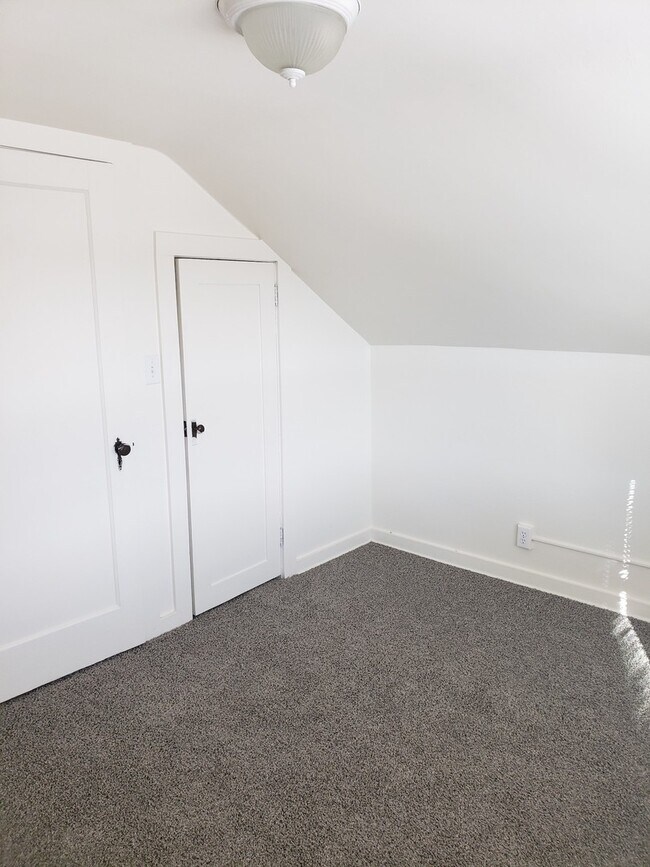 Building Photo - 302 Miles Ave