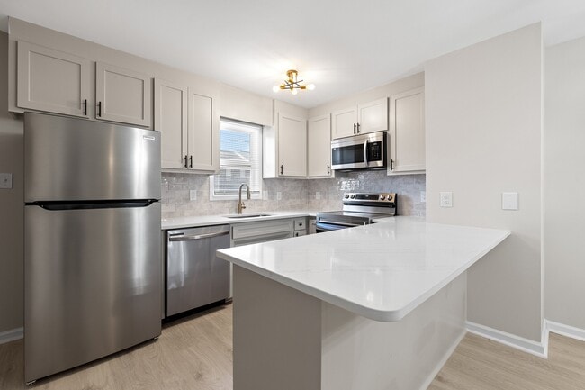 Building Photo - 365 E Williams St