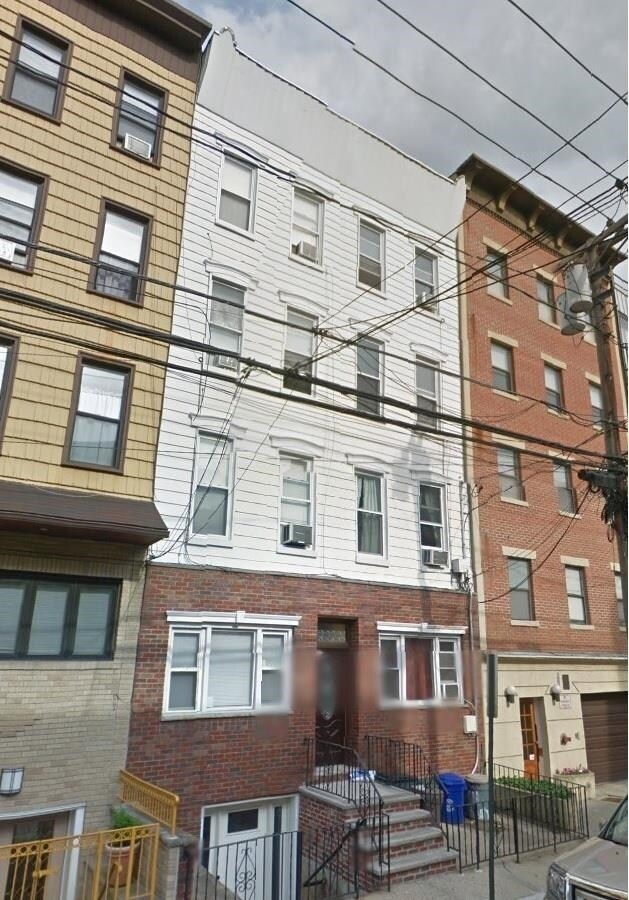 Building Photo - 411 Adams St