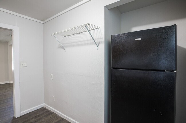 Building Photo - Spacious 3 bedroom, 1 Bathroom Upper Level Duplex Apartment