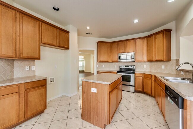 Building Photo - Great 4 bed 2 bathroom 2 story home minute...