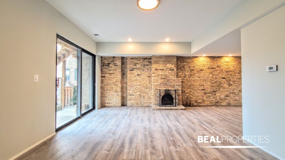 Building Photo - 604 W Surf St