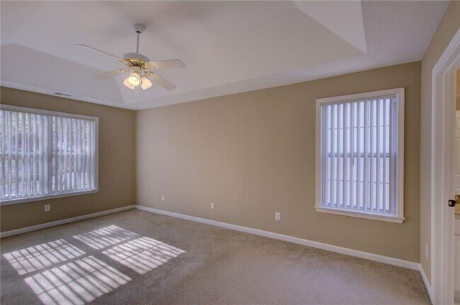 Building Photo - 2820 Northcliff Dr
