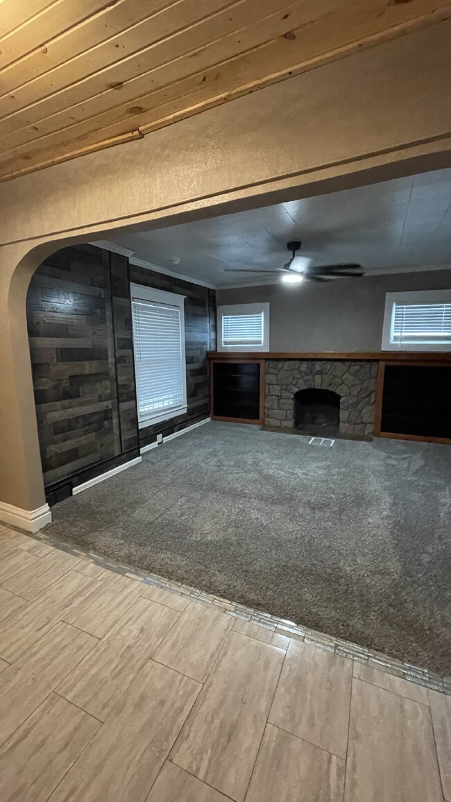 Building Photo - Cozy, Updated 1-Bed Apartment Near Downtown Sharon with In-Unit Laundry!