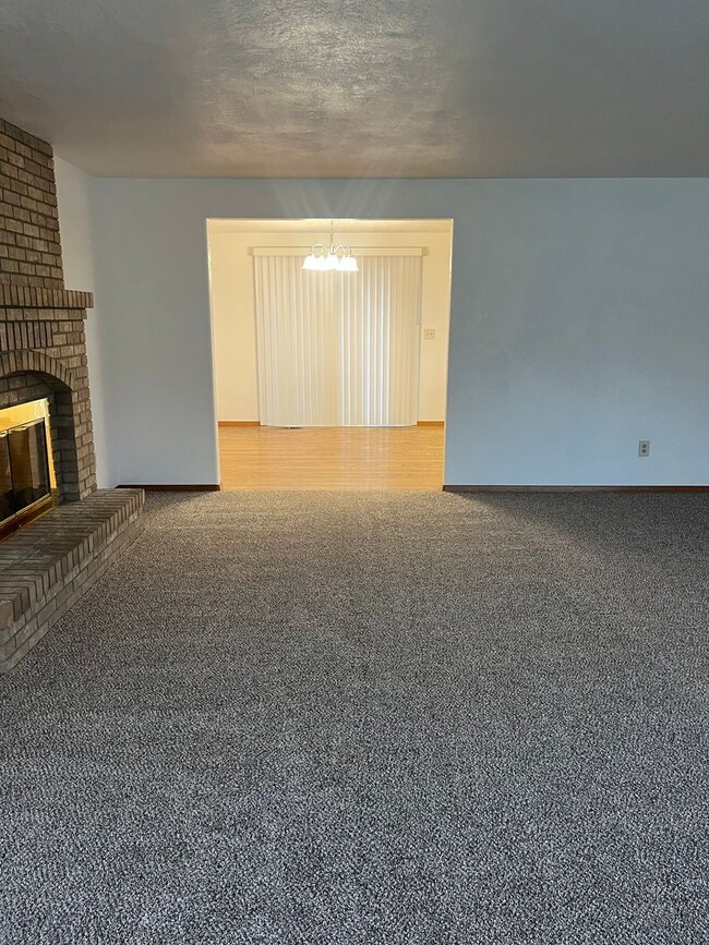 Building Photo - 3 Bedroom 2 Bath House
