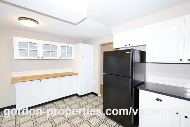 Building Photo - NE 22nd Ct - Gresham 4 bedroom split level home