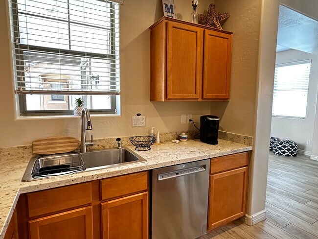 Building Photo - HIGHLY DESIRABLE FULLY FURNISHED 3 BEDROOM...