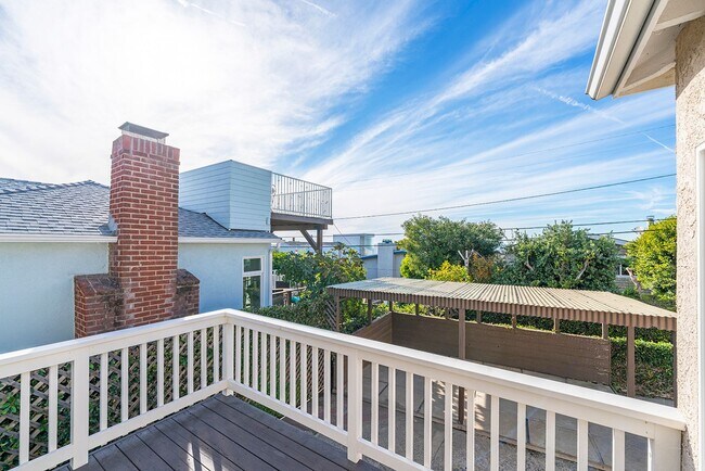 Building Photo - Super Cute 3bed 2 bath home with peek-a-boo ocean view South Redondo