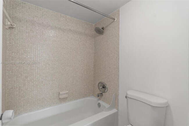 Building Photo - 1301 NE Miami Gardens Dr