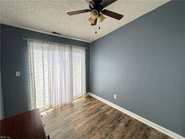 Building Photo - 9706 7th Bay St