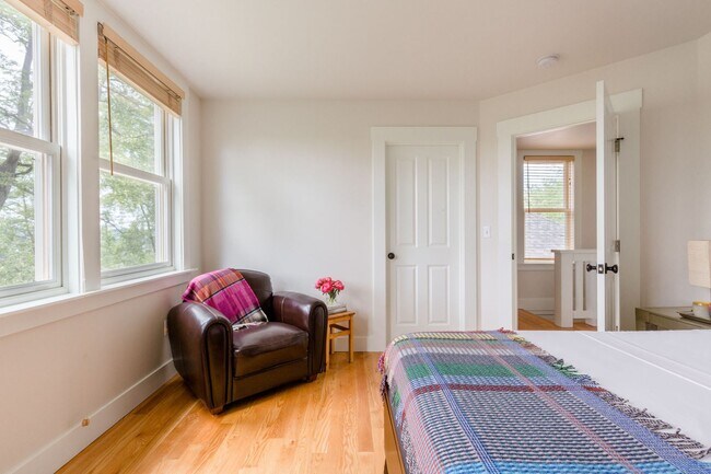 Building Photo - Madrona Home