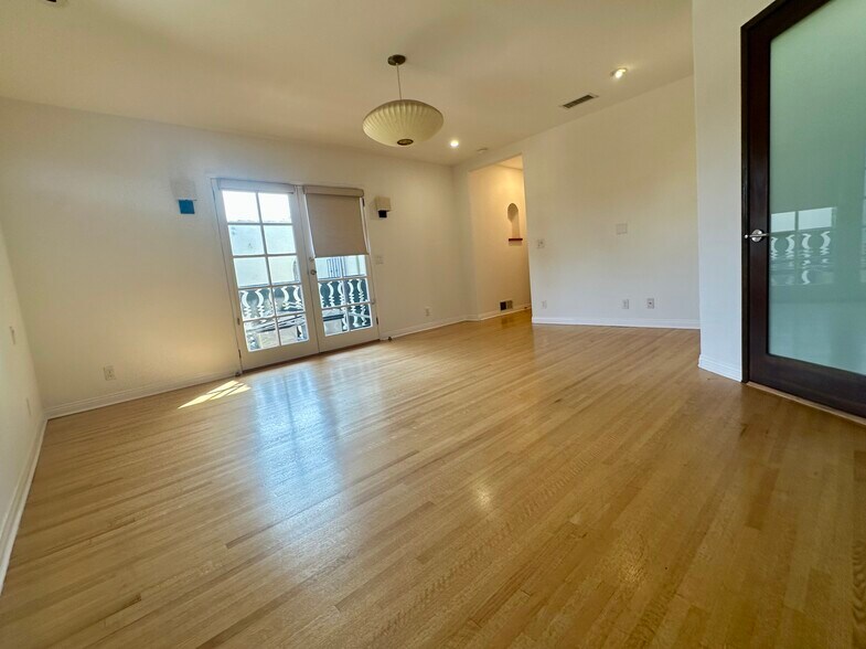 Primary bedroom - 1160 S Crescent Heights Blvd