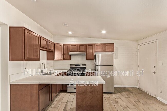 Building Photo - 1002 S Mariana St