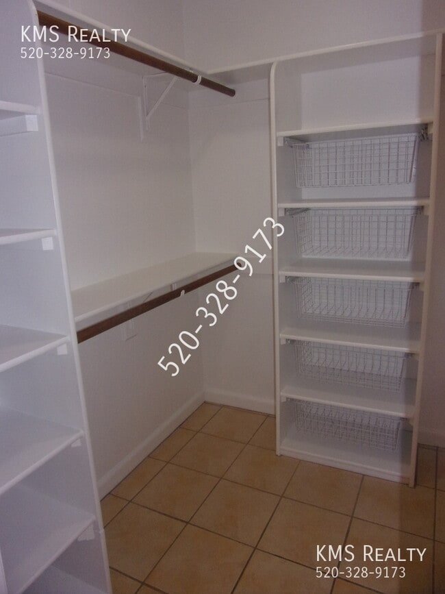 Building Photo - 3 Bedroom 2 Bath- 10048 E Desert Aire Driv...