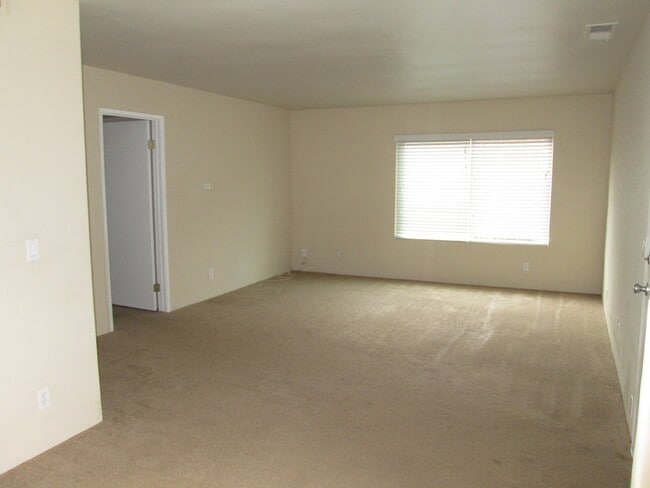 Building Photo - 2BD/1BA Upper Unit in Cardiff