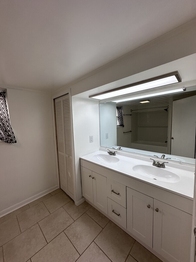 Building Photo - 638 Oakland Dr