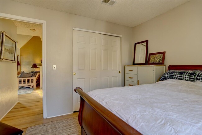 Building Photo - Top Floor FURNISHED 1 Bed/Office/Loft in P...