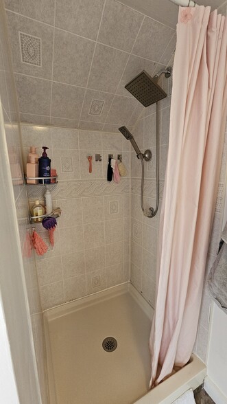 Shower - 123 E 9th St