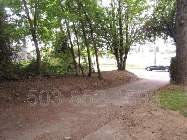 Building Photo - 122 SE 60th Ave