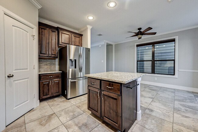 Building Photo - Charming 3-Bedroom Home with Modern Amenit...