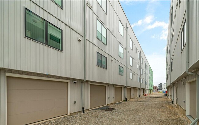 Building Photo - 1324 S Woodstock St