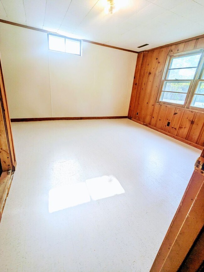 Building Photo - 3 bd, 1.5 ba house, N  Central location, f...