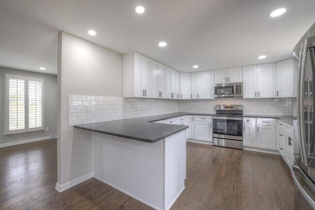 Building Photo - 10530 W 92nd Pl