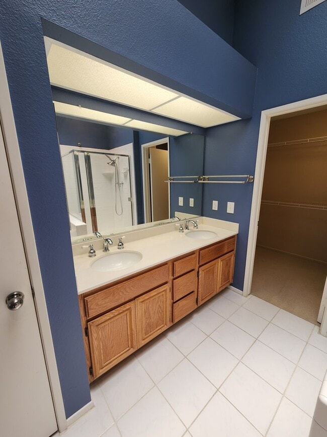 Building Photo - Gorgeous & Spacious 3Bd/2.5Ba, 1,679 SqFt, 2-story Condo - Central A/C & heat, Washer/Dryer - 2 C...