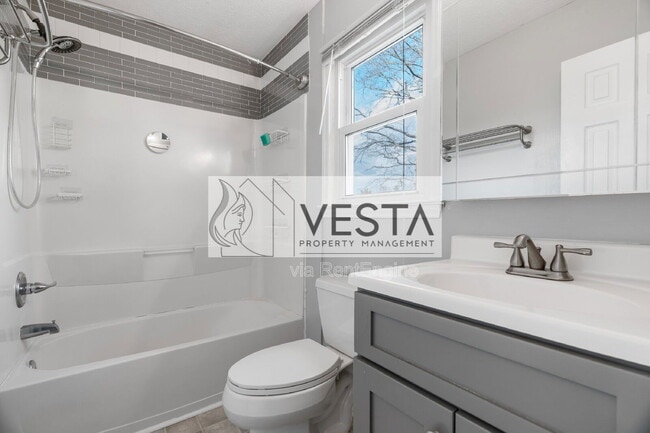 Building Photo - 35 E Silverleaf Dr