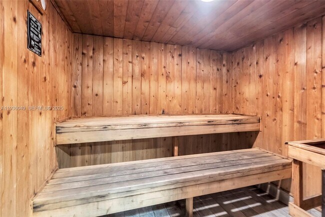 Building Photo - 1833 S Ocean Dr