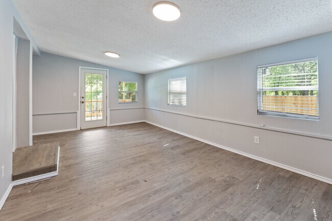 Building Photo - 112 Queenswood Dr