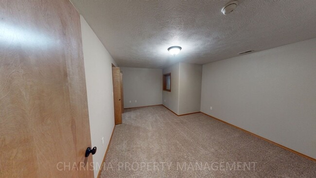 Building Photo - 3 BD, 2.5 BA TOWNHOME, DOUBLE ATTACHED GARAGE, PET FRIENDLY, WALK OUT DECK, LOTS OF SPACE!