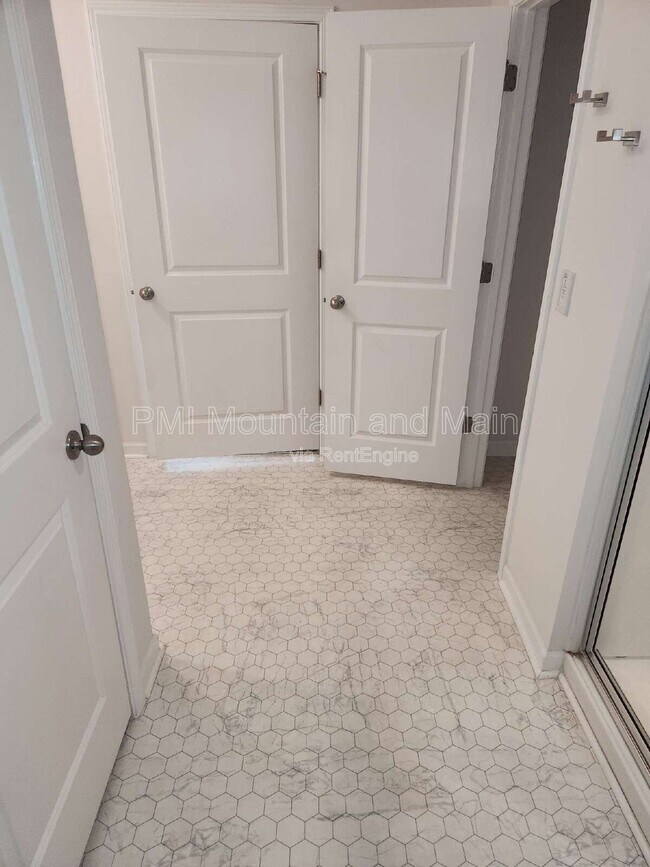 Building Photo - 299 Ridgeview Ln