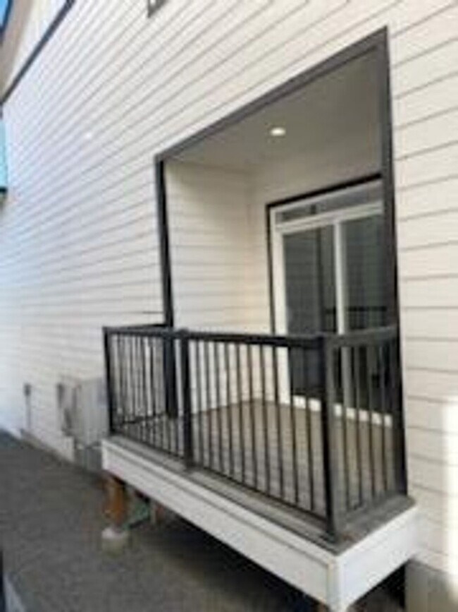 Building Photo - Modern design 3-bed, 2.5-bath duplex available