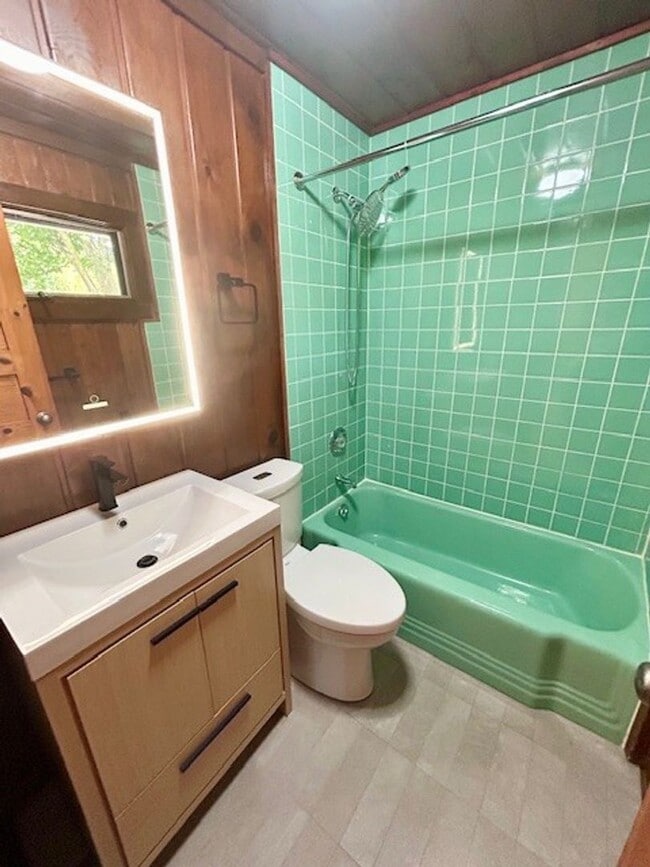 Interior Photo - 272 Drake