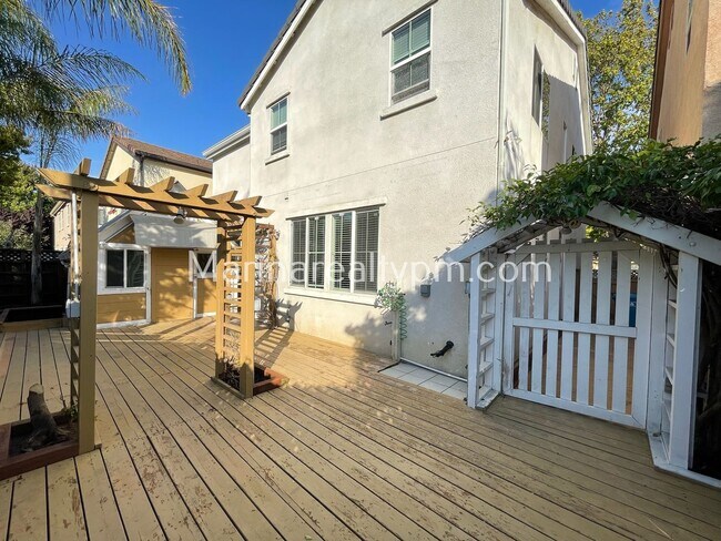 Building Photo - 5 Bedroom 2.5 Bath Two Story House