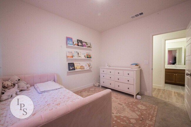 Building Photo - Madera Riverstone Home, 3BR/2BA, SOLAR, Community Pool, New Elementary School in Community!