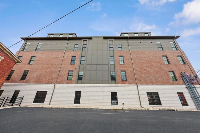 Building Photo - 530 E Rich St