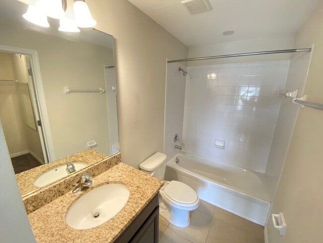 Building Photo - Beauiful Townhome in Tuscany Place. This i...