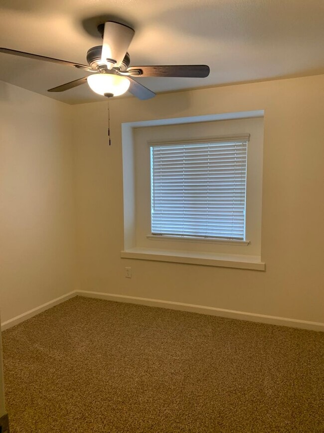 Building Photo - 3 Bedroom, 2 Bath home in North Hanford