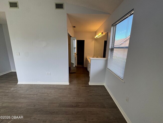 Building Photo - 1921 Sprucewood Way