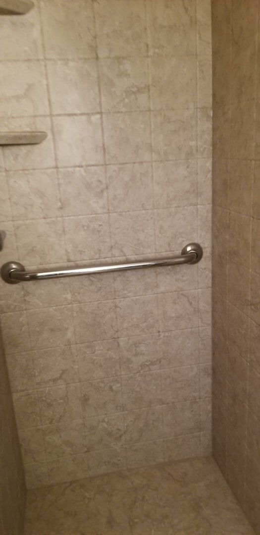 Building Photo - 3 bedroom, 2 bathroom home in well established neighborhood.