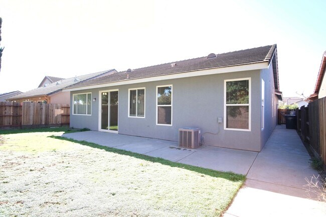 Building Photo - 3 Bedroom 2 bath!